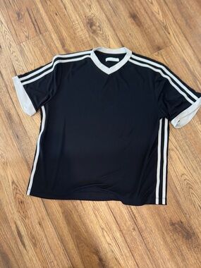 OAK + FORT Black Short-Sleeve V-Neck Shirt with White Trim